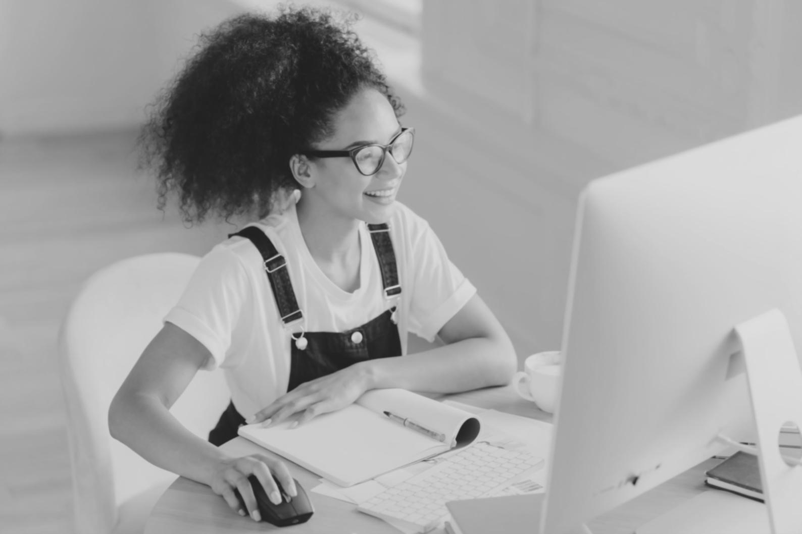 Finanzanalyse Arbeitsplatz mit Diagrammen und Daten